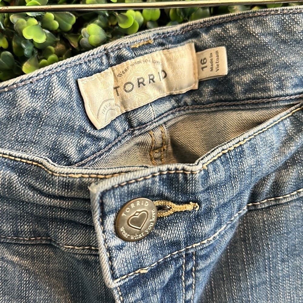 Torrid Boyfriend Distressed Ripped Leg Light Wash Bermuda Stretch Shorts Size 16 - Picture 7 of 8